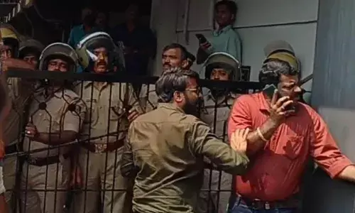 യൂത്ത് കോണ്‍ഗ്രസ് സിറ്റി പൊലിസ് കമ്മിഷണര്‍ ഓഫീസ് മാര്‍ച്ചിനിടെ അക്രമം; കണ്ണൂര്‍ വിഷന്‍ ബ്യൂറോ ചീഫ്  മനോജ് മയ്യിലിനെ കൈയ്യേറ്റം ചെയ്യാന്‍ ശ്രമം