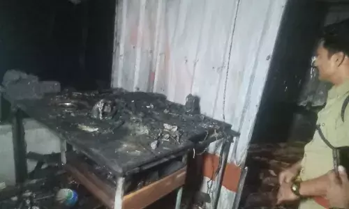 വീടിനോട് ചേര്‍ന്ന ഷെഡില്‍ തേക്ക് ഉരുപ്പടികള്‍ക്ക് തീപിടിച്ചു: തിന്നര്‍ പൊട്ടിത്തെിറച്ച് സ്ഫോടനം:കൃത്യസമയത്ത് ഇടപെട്ട് അഗ്‌നിശമന സേന