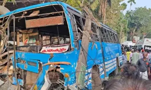 സ്വകാര്യ ബസ് മറിഞ്ഞ് അപകടം; നിരവധി പേർക്ക് പരിക്ക്; സംഭവം പത്തനംതിട്ടയില്‍