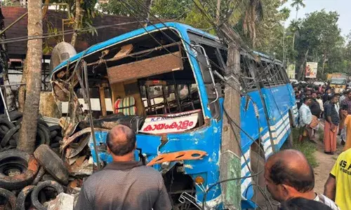 അടൂര്‍ പഴകുളം ഭവദാസന്‍ മുക്കില്‍ നിയന്ത്രണം വിട്ട സ്വകാര്യബസ് പോസ്റ്റും മതിലും ഇടിച്ചു തകര്‍ത്തു; 26 പേര്‍ക്ക് പരുക്ക്; ഒരാളുടെ നില ഗുരുതരം
