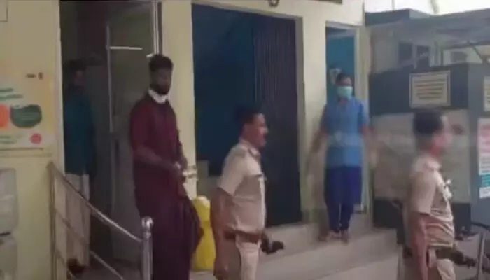 കടയ്ക്കല് പൊലീസ് സ്റ്റേഷനില് കഴുത്ത് മുറിച്ച് പ്രതിയുടെ ആത്മഹത്യാ ശ്രമം; ബ്ലേഡ് ഉപയോഗിച്ച് കഴുത്ത് മുറിച്ചത് സ്ത്രീ പീഡനക്കേസിലെ പ്രതി: ജീവനൊടുക്കാന് ശ്രമിച്ചത് ജയിലില് കിടക്കാന് താത്പര്യമില്ലാത്തതിനാല് കടയ്ക്കല് പൊലീസ് സ്റ്റേഷനില് കഴുത്ത് മുറിച്ച് പ്രതിയുടെ ആത്മഹത്യാ ശ്രമം; ബ്ലേഡ് ഉപയോഗിച്ച് കഴുത്ത് മുറിച്ചത് സ്ത്രീ പീഡനക്കേസിലെ പ്രതി: ജീവനൊടുക്കാന് ശ്രമിച്ചത് ജയിലില് കിടക്കാന് താത്പര്യമില്ലാത്തതിനാല്