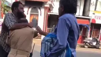 പത്തനംതിട്ട കുമ്പഴയില് ഡ്യൂട്ടിയിലുള്ള ഹോം ഗാര്ഡിന് നേരെ മദ്യപന്റെ അസഭ്യ വര്ഷം; പിന്നാലെ പൊതുനിരത്തില് ഇരുവരും തമ്മില് തല്ലി പത്തനംതിട്ട കുമ്പഴയില് ഡ്യൂട്ടിയിലുള്ള ഹോം ഗാര്ഡിന് നേരെ മദ്യപന്റെ അസഭ്യ വര്ഷം; പിന്നാലെ പൊതുനിരത്തില് ഇരുവരും തമ്മില് തല്ലി