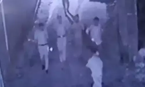 വ്യാപാരികളെ തമിഴ്നാട് പോലീസ് കളളക്കേസില്‍ കുടുക്കിയതായി പരാതി; അറസ്റ്റ് ചെയ്തത് മദ്യം കടത്തിയെന്ന് ആരോപിച്ച്; കൈക്കൂലി നൽകാത്തതിന്റെ വിരോധമെന്ന് വ്യവാസികൾ; കേരള- തമിഴ്നാട് അതിർത്തിയിൽ ആശങ്ക