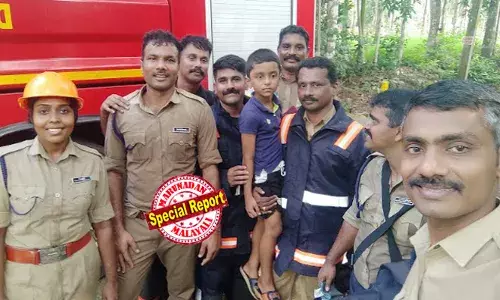 അഗ്‌നിനാളങ്ങള്‍ വീടുവിഴുങ്ങി; പാഠപുസ്തകങ്ങളും കളിക്കോപ്പും നഷ്ടമായി ഒന്നാം ക്ലാസുകാരന്റെ വിലാപം; ആശ്വസിപ്പിച്ച് ഫയര്‍ഫോഴ്സ് മാമന്‍മാര്‍