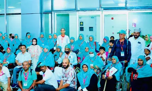 രോഗപീഡകള്‍ എല്ലാം മറന്നു; ഉംറ എന്ന സ്വപ്‌നം സഫലമാക്കി; വീല്‍ചെയറില്‍ ഇരുന്ന് മക്കയും മദീനയും കണ്ട ആത്മസംതൃപ്തിയില്‍ 18 അംഗസംഘം നാട്ടില്‍ തിരിച്ചെത്തി