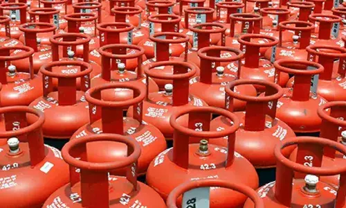 വാണിജ്യാവശ്യത്തിനുള്ള എല്‍പിജി സിലിണ്ടര്‍ വില വീണ്ടും കൂട്ടി; വര്‍ധിച്ചത് 61 രൂപ 50 പൈസ