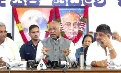 ശക്തി പദ്ധതിയിൽ മാറ്റം വരുത്തില്ല; കർണാടകയിലെ ഒരു ക്ഷേമ പദ്ധതിയും പിൻവലിക്കില്ല;ഇവിടെത്തെ പദ്ധതികൾ രാജ്യത്തിന് തന്നെ മാതൃക; ഡി.കെ ശിവകുമാറിനെ വേദിയിലിരുത്തി ശാസിച്ച് മല്ലികാർജുൻ ഖർഗെ; ഞെട്ടി പ്രവർത്തകർ..!