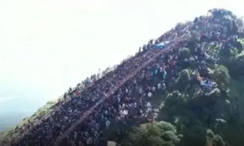 ചിക്കമംഗളൂരുവിൽ മലമുകളിലെ ക്ഷേത്രത്തിൽ വൻ അപകടം; തിക്കിലും തിരക്കിലും പെട്ട് ഭക്തർക്ക് പരിക്ക്; ചിലർ ചെളിയിൽ കാൽ വഴുതി വീണു; നിരവധി പേർ കുടുങ്ങിക്കിടക്കുന്നതായി സൂചനകൾ