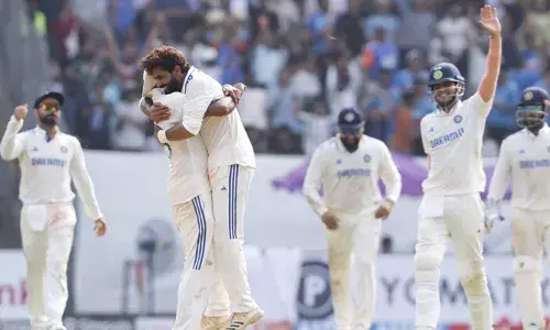 അഞ്ച് വിക്കറ്റുമായി രവീന്ദ്ര ജഡേജ;  നാല് വിക്കറ്റുമായി വാഷിങ്ടന്‍ സുന്ദറും;  വാംഖഡെയില്‍ ന്യൂസിലന്‍ഡിനെ കറക്കി വീഴ്ത്തി ഇന്ത്യ;  മൂന്നാം ടെസ്റ്റിന്റെ ഒന്നാം ഇന്നിംഗ്‌സില്‍ 235 റണ്‍സിന് പുറത്ത്