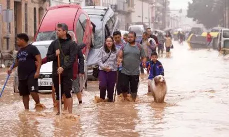 മഹാപ്രളയത്തില്‍ മുങ്ങി സ്പെയിൻ; മരണസംഖ്യ158 ആയി ഉയർന്നു; പല പ്രദേശങ്ങളും മുങ്ങി; രക്ഷാപ്രവർത്തനം പ്രതിസന്ധിയിൽ; റെയിൽ,വ്യോമ ഗതാഗതം താറുമാറായി; ദൃശ്യങ്ങൾ വൈറൽ