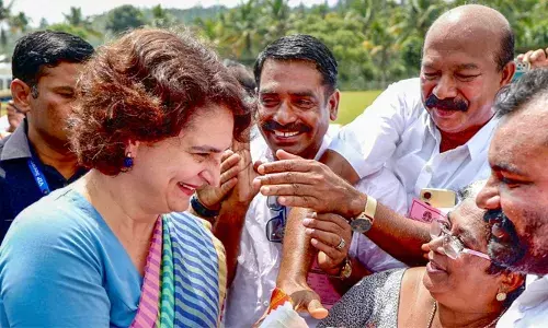 പ്രിയങ്ക പൊളിറ്റിക്കല്‍ ടൂറിസ്റ്റെന്നും അവസരവാദിയെന്നും ഉളള ആക്ഷേപം കടുപ്പിച്ച് ബിജെപിയും എല്‍ഡിഎഫും; എതിരാളികളുടെ പ്രചാരണങ്ങളെ നിഷ്പ്രഭമാക്കാന്‍ പ്രിയങ്ക നവംബര്‍ മൂന്നിന് വീണ്ടും വയനാട്ടില്‍ എത്തും; രാഹുലും ഒപ്പമുണ്ടാകും