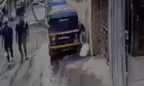 സൈക്കിള്‍ സ്റ്റണ്ടിനിടെ 16-കാരന് ദാരുണാന്ത്യം; അപകടം വീടിന് അടുത്തുള്ള മതിലില്‍ ഇടിച്ച്; ദൃശ്യങ്ങൾ പുറത്ത്; സംഭവം മുംബൈയിൽ