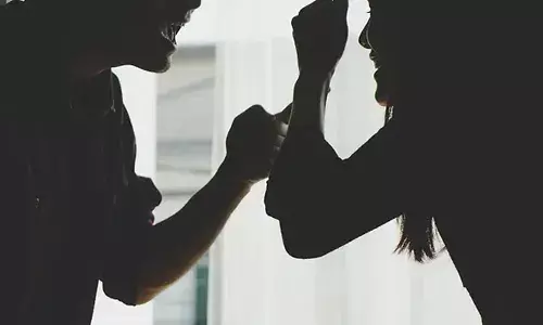 ഭര്‍തൃവീട്ടില്‍ ഗാര്‍ഹിക പീഡനത്തിന് ഇരയായി; ആഭരണങ്ങള്‍ തട്ടിയെടുത്തു; വീട്ടുചെലവ് നല്‍കുന്നില്ലെന്നും ഭാര്യയുടെ പരാതി; ഭര്‍ത്താവിന്റെ രണ്ടാം വിവാഹം തടഞ്ഞ് കോടതി