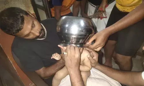 ഒന്നരവയസ്സുകാരി കളിക്കുന്നതിനിടെ സ്റ്റീല്‍ പാത്രം തലയില്‍ കുടുങ്ങി; കുഞ്ഞിനൊപ്പം കരഞ്ഞുപോയി രക്ഷിതാക്കളും; ഒടുവില്‍ രക്ഷകരായി  അഗ്നിരക്ഷാസേന