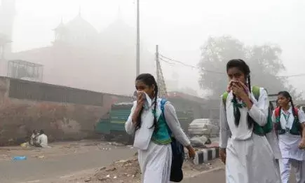 പുകയിൽ മൂടി ഡൽഹി; ശാരീരിക പ്രശ്നങ്ങളിൽ വലഞ്ഞ് ജനങ്ങൾ; വായുമലിനീകരണം അതീവ ഗുരുതരാവസ്ഥയിൽ; നിയന്ത്രണങ്ങൾ കടുപ്പിക്കാൻ തീരുമാനവുമായി അധികൃതർ