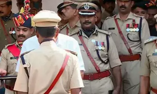 അക്ഷരത്തെറ്റുകള്‍ കടന്നു കൂടിയ പോലീസ് മെഡലുകള്‍ തിരിച്ചു വാങ്ങാന്‍ തീരുമാനം; കേരളപ്പിറവി ദിനത്തില്‍ മുഖ്യമന്ത്രി പിണറായി വിജയന്‍ വിതരണം ചെയ്ത മെഡലുകളിലെ ഗുരുതരമായ അക്ഷരത്തെറ്റുകള്‍ ചര്‍ച്ചയില്‍