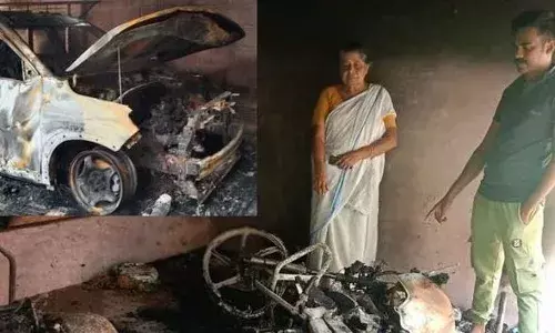 രണ്ട് വീടുകളിലെ ഷെഡുകളിലായി പാർക്ക് ചെയ്തിരുന്ന കാറും ബൈക്കുകളും തീയിട്ട് നശിപ്പിച്ച നിലയിൽ; ഒഴിവായത് വൻ ദുരന്തം; സംഭവം തിരുവനന്തപുരത്ത്