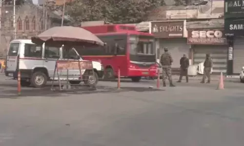 ജമ്മുകശ്മീരില്‍ സുരക്ഷ സേനയും ഭീകരരും തമ്മില്‍ മൂന്നിടങ്ങളില്‍ ഏറ്റുമുട്ടല്‍; രണ്ട് ഭീകരരെ വധിച്ചു; താഴ്വരയില്‍ ഭീകരര്‍ക്കായി വ്യാപക തിരച്ചില്‍