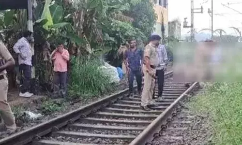 ഷൊര്‍ണൂരില്‍ ട്രെയിന്‍ തട്ടി നാലുപേര്‍ മരിച്ചു; അപകടം കേരള എക്‌സ്പ്രസ് ഇടിച്ച്; എല്ലാവരും തമിഴ്‌നാട് സ്വദേശികളായ ശുചീകരണ തൊഴിലാളികള്‍; മരിച്ചത് രണ്ടു സ്ത്രീകളും രണ്ട് പുരുഷന്മാരും; അപകടം ഷൊര്‍ണൂര്‍ പാലത്തില്‍ വച്ച്