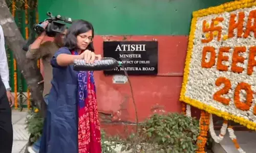 ഡല്‍ഹി ഈ വെള്ളം കുടിക്കണോ? മുഖ്യമന്ത്രിയുടെ വസതിക്ക് മുന്നില്‍ മലിന ജലം ഒഴിച്ച് സ്വാതി മലിവാള്‍; ശുദ്ധജല പ്രശ്നം പരിഹരിച്ചില്ലെങ്കില്‍ ശക്തമായ പ്രതിഷേധത്തിന് എഎപി എംപി