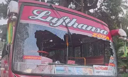 ബൈക്കിലെത്തിയ അജ്ഞാതര്‍ സ്വകാര്യബസിന് നേരെ സ്‌ക്രൂ ഡ്രൈവര്‍ എറിഞ്ഞു; ബസിന്റെ മുന്‍വശത്തെ പൊട്ടിയ ചില്ല് തെറിച്ച് യാത്രക്കാരിക്ക് പരിക്ക്