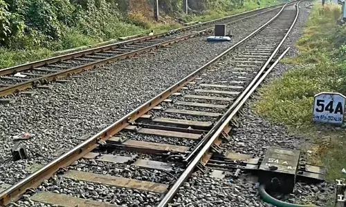 ഷൊര്‍ണൂരില്‍ ട്രെയിന്‍ അപകടത്തില്‍ മരിച്ച തൊഴിലാളികളുടെ ഭാഗത്താണ് പിഴവെന്ന് റെയില്‍വെ; ഒരു ലക്ഷം നഷ്ടപരിഹാരം പ്രഖ്യാപിച്ചു