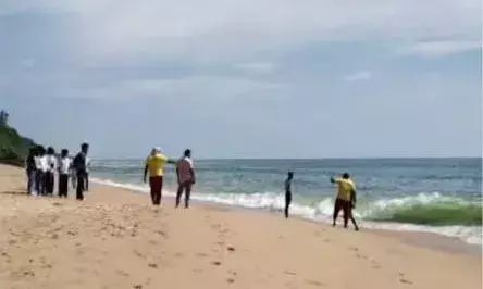വർക്കല ബീച്ചിൽ രണ്ട് വിദ്യാർത്ഥികൾ തിരയിൽപ്പെട്ടു; ഒരാളെ രക്ഷിച്ചു; കാണാതായ ആൾക്ക് വേണ്ടി തിരച്ചിൽ തുടരുന്നു; അപകടം കുളിക്കാനിറങ്ങിയപ്പോൾ
