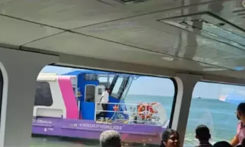 കൊച്ചിയിൽ വാട്ടർ മെട്രോ ബോട്ടുകൾ തമ്മിൽ കൂട്ടിയിടിച്ച് അപകടം; ആർക്കും പരിക്കില്ല; പേടിച്ച് വിറച്ച് യാത്രക്കാർ