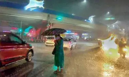 തെക്കൻ കേരളത്തിന്‌ സമീപം ചക്രവാതച്ചുഴി; ഇടിമിന്നലോടെ ശക്തമായ മഴയ്ക്ക് സാധ്യത; മുന്നറിയിപ്പ് നൽകി അധികൃതർ