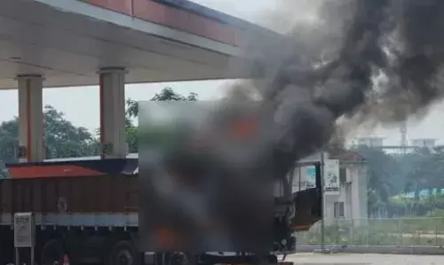 ഹൈദരാബാദിൽ ലോറിയ്‌ക്ക് തീപിടിച്ചു; അപകടം ഇന്ധനം നിറയ്‌ക്കുന്നതിനിടെ; ഒഴിവായത് വൻ ദുരന്തം