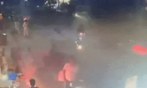 നടുറോഡിൽ പടക്കം വയ്‌ക്കുന്നതിനിടെ അപകടം; കാർ പാഞ്ഞ് എത്തി ഇടിച്ചുതെറിപ്പിച്ചു; യുവാവിന് ദാരുണാന്ത്യം