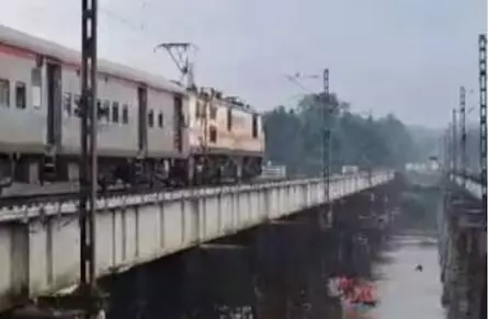 ദുഃഖകരം..; ഷൊര്ണൂർ ട്രെയിൻ അപകടത്തിൽ കാണാതായ ശുചീകരണ തൊഴിലാളിയുടെ മൃതദേഹം കണ്ടെത്തി; മരണം നാലായി ദുഃഖകരം..; ഷൊര്ണൂർ ട്രെയിൻ അപകടത്തിൽ കാണാതായ ശുചീകരണ തൊഴിലാളിയുടെ മൃതദേഹം കണ്ടെത്തി; മരണം നാലായി