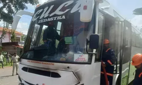 ഗുജറാത്തില്‍ നിന്നുള്ള വിനോദയാത്രാ സംഘത്തിന്റെ ബസിന് അടൂരിന് സമീപം തീപിടിച്ചു: ബസിലുണ്ടായിരുന്നത് 30 പേര്‍: അപകടം ഒഴിവായത് തലനാരിഴയ്ക്ക്