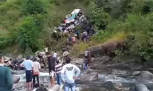 ഉത്തരാഖണ്ഡില്‍ ബസ് കൊക്കയിലേക്ക് മറിഞ്ഞ് 36 പേര്‍ മരിച്ചു; മരണ സംഖ്യ ഇനിയും ഉയര്‍ന്നേക്കും; മരിച്ചവരുടെ കുടുംബങ്ങള്‍ക്ക് 4 ലക്ഷം രൂപ വീതം ധനസഹായം നല്‍കും