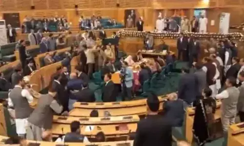 ജമ്മു കശ്മീരില്‍ ആറു വര്‍ഷങ്ങള്‍ക്കുശേഷം നിയമസഭാ സമ്മേളനം; ആദ്യദിനം തന്നെ ഭരണ- പ്രതിപക്ഷ വാക്പോര്;  ആര്‍ട്ടിക്കിള്‍ 370 പുനഃസ്ഥാപിക്കണമെന്ന് പ്രമേയം;  ബഹളത്തില്‍ മുങ്ങി ആദ്യദിനം