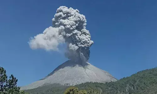 ഇന്തോനേഷ്യയില്‍ അഗ്‌നിപര്‍വ്വത സ്‌ഫോടനം; ലാവ പതിച്ച് പത്ത് പേര്‍ കൊല്ലപ്പെട്ടു; പതിനായിരത്തിലധികം പേരെ മാറ്റിപ്പാര്‍പ്പിച്ചു