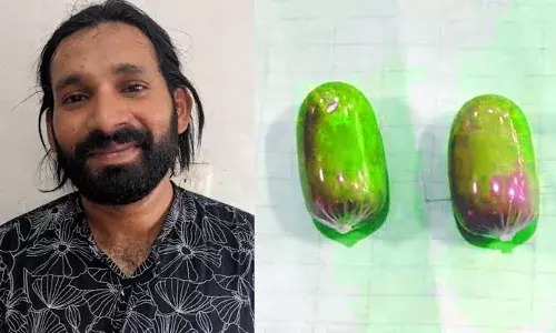 കസ്റ്റംസിനെ വെട്ടിച്ച സന്തോഷത്തില്‍ പുറത്തുകടക്കുമ്പോള്‍ വല വിരിച്ച് പൊലീസ്; കാരിയറും സ്വര്‍ണം വാങ്ങാന്‍ എത്തിയ രണ്ടുപേരും പിടിയില്‍; കരിപ്പൂരില്‍ പിടികൂടിയത് മലദ്വാരത്തില്‍ ഒളിപ്പിച്ച 32 ലക്ഷം രൂപയുടെ സ്വര്‍ണം