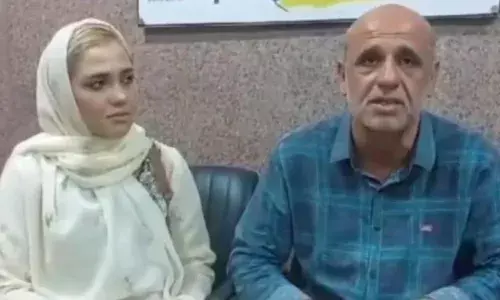 താജ്മഹലിനോട് ചേർന്നുള്ള ക്ഷേത്രത്തിൽ നമസ്‌കരിച്ചു; വ്യാപക പ്രതിഷേധം; ഇറാനിയൻ ദമ്പതിമാരെ അറസ്റ്റ് ചെയ്ത് പോലീസ്; ഒടുവിൽ ക്ഷമചോദിച്ച് ദമ്പതികൾ