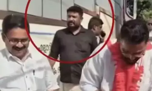 സരിന്റെ തിരഞ്ഞെടുപ്പ് പ്രചാരണത്തില്‍ സ്വര്‍ണകവര്‍ച്ചാ കേസ് പ്രതിയും പങ്കെടുത്തെന്ന് കോണ്‍ഗ്രസ്; വീഡിയോയില്‍ ബവീര്‍ എങ്ങനെ വന്നുവെന്നറിയില്ലെന്ന് സിപിഎമ്മും