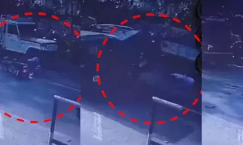 കൊല്ലത്ത് നിയന്ത്രണം തെറ്റി വീണ സ്കൂട്ടറും കാറും തമ്മിൽ കൂട്ടിയിടിച്ച് അപകടം; റോഡിലേക്ക് തെറിച്ചുവീണ യുവാവിന് പരിക്ക്; രക്ഷപ്പെട്ടത് തലനാരിഴയ്ക്ക്