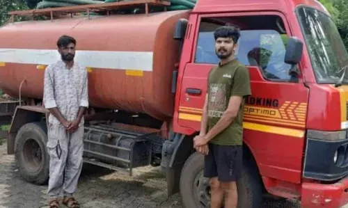 വിവിധ സ്ഥലങ്ങളില്‍ നിന്നും ശുചിമുറി മാലിന്യം വണ്ടിയില്‍ കയറ്റും; ശേഷം പൊതുസ്ഥലത്ത് ഒഴുക്കി വിടും; സംഭവം പതിവായതോടെ പ്രതികളെ പിടികൂടി പോലീസ്