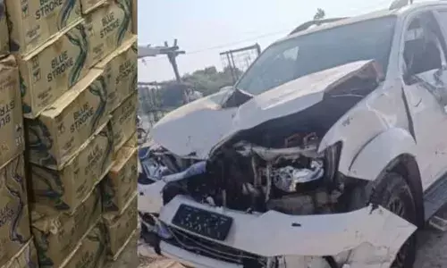 മദ്യക്കടത്തുകാരെ പിടിക്കാനുള്ള ചെയ്‌സിനിടെ അപകടം; പിന്തുടർന്നെത്തിയ പോലീസ് വാഹനത്തിനും ലോറിക്കും ഇടയിൽ കുടുങ്ങി പോലീസുകാരൻ മരിച്ചു; ദാരുണ സംഭവം ഗുജറാത്തിൽ