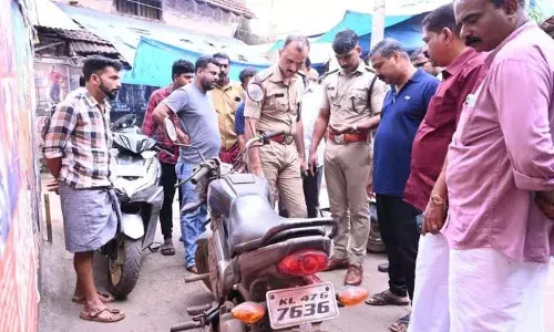 വടകര നഗരത്തിലെ കടകളില്‍ വ്യാപക മോഷണം; ഒറ്റ രാത്രിയിൽ കവർച്ച നടന്നത് 14 കടകളിൽ; മോഷ്ടാവിന്റേതെന്ന് കരുതുന്ന ബൈക്കും, ഷട്ടറുകള്‍ തകര്‍ക്കാന്‍ ഉപയോഗിച്ച ആയുധങ്ങളും പോലീസ് കണ്ടെടുത്തു