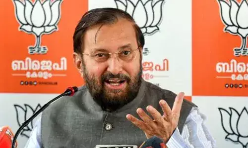 കേരളത്തില്‍ എത്ര വഖഫ് ഭൂമിയുണ്ടെന്ന വിവരങ്ങള്‍ സര്‍ക്കാര്‍ പ്രസിദ്ധീകരിക്കണം;  എല്‍.ഡി.എഫിന്റെയും യു.ഡി.എഫിന്റെയും പക്ഷപാതപരമായ വീക്ഷണം ആശങ്കാജനകമെന്ന് പ്രകാശ് ജാവദേക്കര്‍