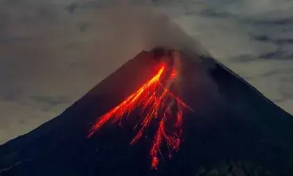 ഇന്തോനേഷ്യയിൽ അഗ്നിപർവ്വതം പൊട്ടിത്തെറിച്ചു; നിരവധിപേർ മരിച്ചു; വീടുകൾ കത്തിക്കരിഞ്ഞു; ഒരു ഗ്രാമം മുഴുവൻ കത്തിചാമ്പലായി; വിധി ദുരന്തമായി എത്തിയത് രാത്രി ഉറക്കത്തിൽ