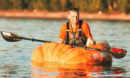 555.2 കിലോഗ്രാം തൂക്കമുള്ള മത്തങ്ങ വളർത്തി; അതിൽ ഒരു തോണിയുണ്ടാക്കി തുഴഞ്ഞത് 73 കിലോമീറ്റർ ദൂരം; ഗിന്നസ് വേൾഡ് റെക്കോർഡ്‌സിൽ ഇടം നേടി 46കാരൻ