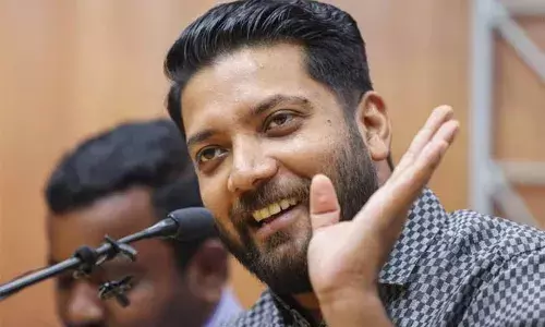 12 മണിക്ക് മുറിയില്‍ മുട്ടുന്നവരോട് ആരാണെന്ന് ചോദിക്കാതെ കയറി ഇരിക്കാന്‍ പറയാന്‍ പറ്റുമോ? കള്ളന്മാര്‍ ഇത്രയും മോശം പണിയെടുക്കില്ല; എഎ റഹീം എംപി കള്ളം പറയല്‍ അലങ്കാരമായി കൊണ്ടുനടക്കരുത്; രൂക്ഷ വിമര്‍ശനവുമായി ഷാഫി പറമ്പില്‍