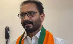 കോണ്‍ഗ്രസ് നേതാക്കള്‍ താമസിച്ച പാലക്കാട് കെപിഎം ഹോട്ടലിവെ റെയ്ഡ് ഇന്റലിജന്‍സ് വിവരത്തിന്റെ അടിസ്ഥാനത്തിലെന്ന് കെ.സുരേന്ദ്രന്‍; കള്ളപ്പണ ഇടപാടിനെ സംബന്ധിച്ച അന്വേഷണം പോലീസ് ഉചിതമായ രീതിയിലല്ല നടത്തിയതെന്നും ബിജെപി അധ്യക്ഷന്‍