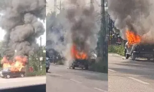 റോഡിൽ ഓടിക്കൊണ്ടിരുന്ന അംബാസിഡർ കാറിന് തീപിടിച്ചു; യാത്രക്കാർ പുറത്തേക്കിറങ്ങി ഓടി; തീപിടിച്ച കാറിന് സമീപത്തായി ഇലക്ട്രിക് പോസ്റ്റും; ഒഴിവായത് വൻ അപകടം
