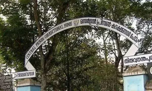 ജയിൽ ഉദ്യോഗസ്ഥർക്ക് നേരെ വധശ്രമ കേസ് പ്രതിയുടെ ആക്രമണം; ഇഷ്ടിക കൊണ്ടുള്ള ആക്രമണത്തിൽ രണ്ട് പേർക്ക് പരിക്ക്; സംഭവം പൂജപ്പുര സെൻട്രൽ ജയിലിൽ